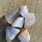 Blauwe chalcedoon trommelstenen – curated crystal by Marga Jacobs | rust, symboliek en intuïtieve zelfzorg