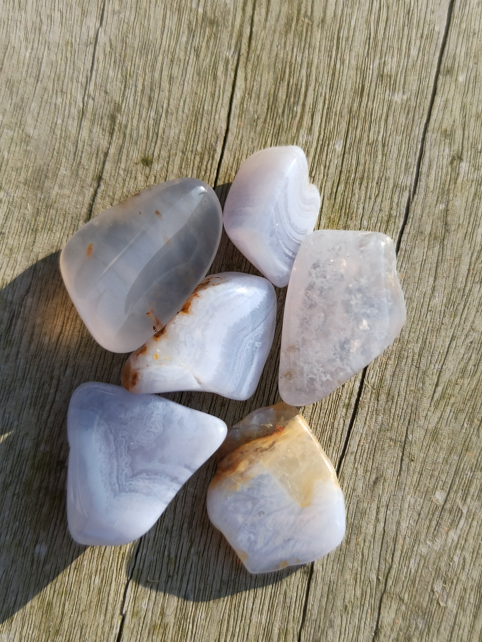 Blauwe chalcedoon trommelstenen – curated crystal by Marga Jacobs | rust, symboliek en intuïtieve zelfzorg