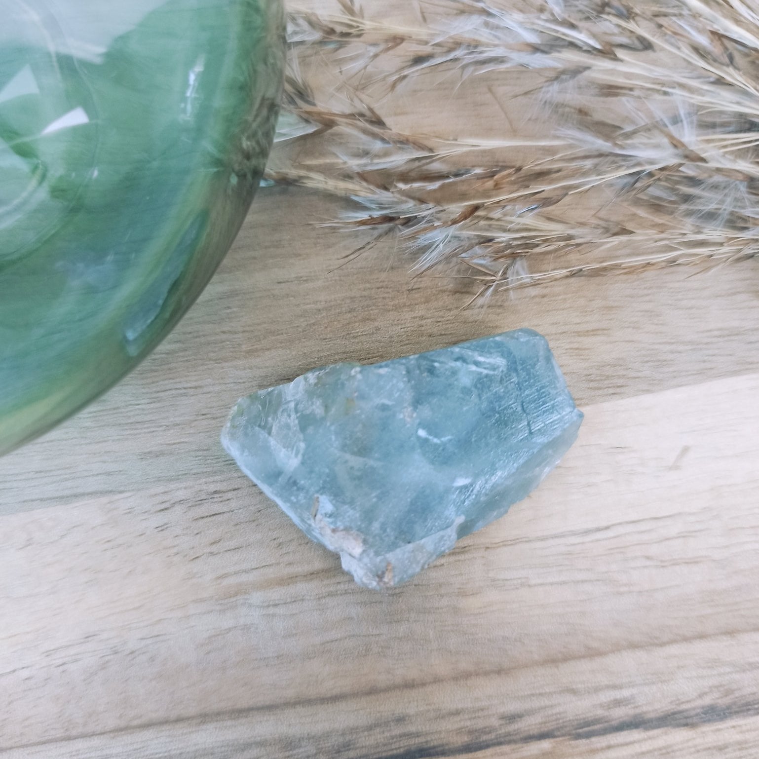 Blauwe fluoriet | ruw – curated crystal by Marga Jacobs | rust, symboliek en intuïtieve zelfzorg