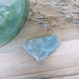 Blauwe fluoriet | ruw – curated crystal by Marga Jacobs | rust, symboliek en intuïtieve zelfzorg