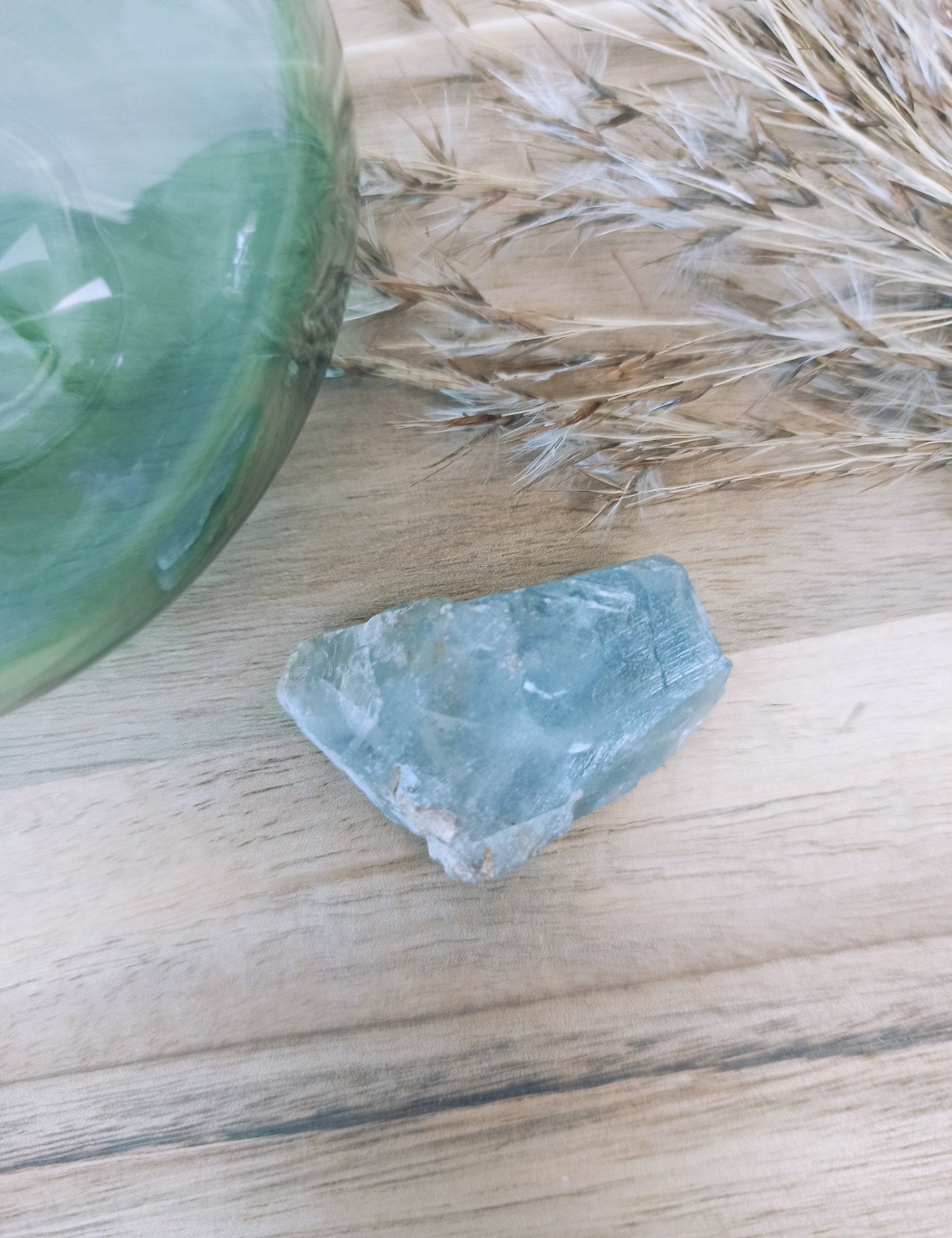 Blauwe fluoriet | ruw – curated crystal by Marga Jacobs | rust, symboliek en intuïtieve zelfzorg