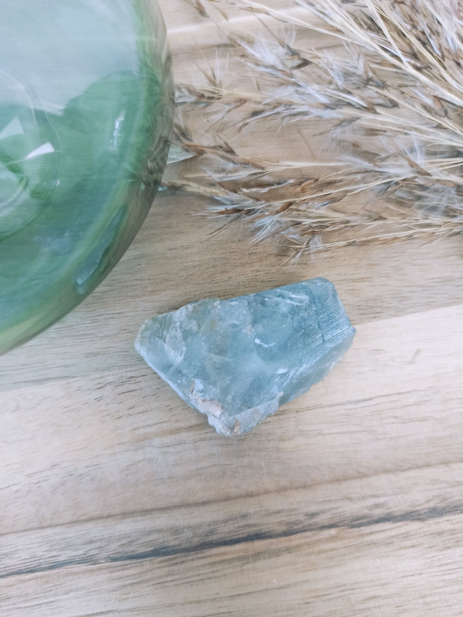 Blauwe fluoriet | ruw – curated crystal by Marga Jacobs | rust, symboliek en intuïtieve zelfzorg