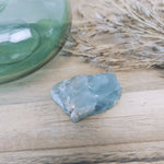 Blauwe fluoriet | ruw – curated crystal by Marga Jacobs | rust, symboliek en intuïtieve zelfzorg