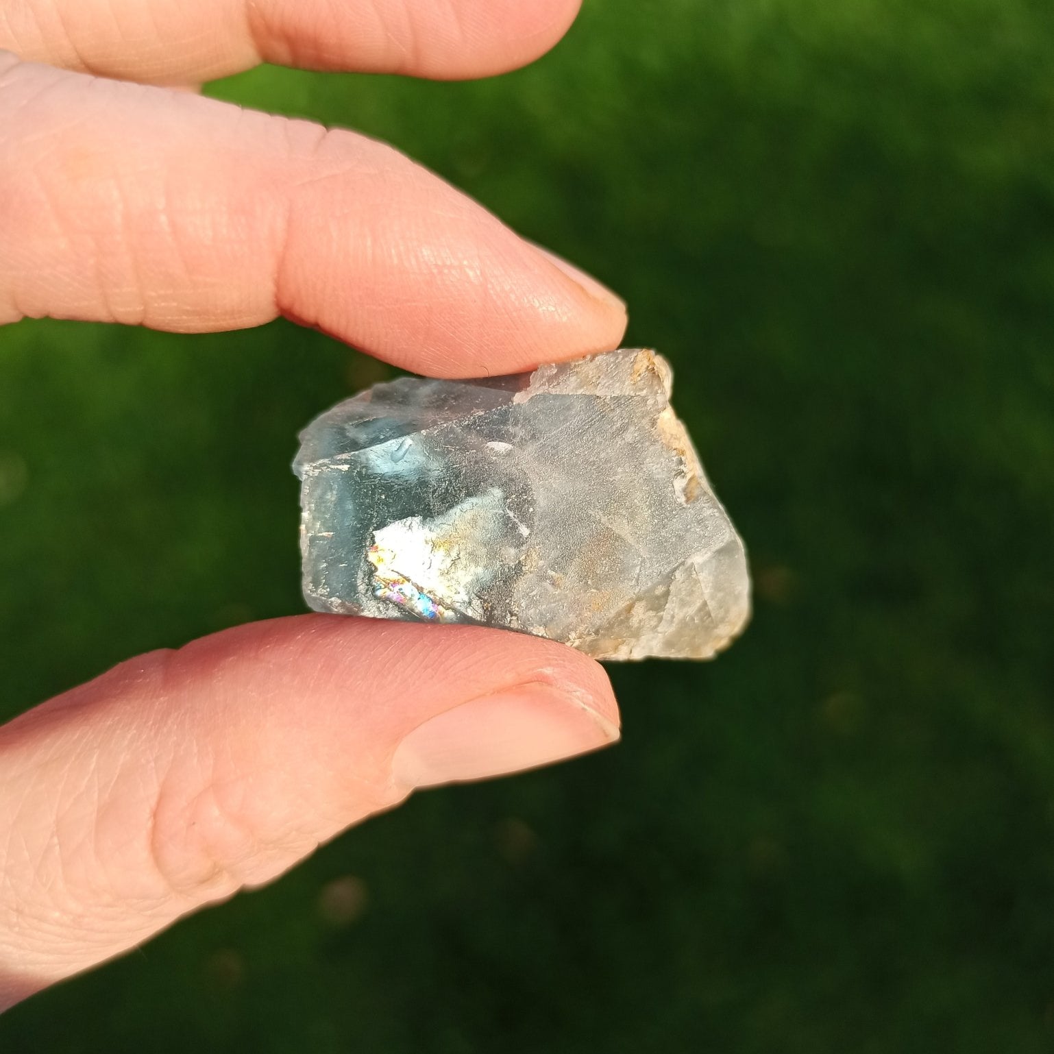 Blauwe fluoriet | ruw – curated crystal by Marga Jacobs | rust, symboliek en intuïtieve zelfzorg