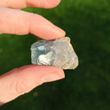 Blauwe fluoriet | ruw – curated crystal by Marga Jacobs | rust, symboliek en intuïtieve zelfzorg