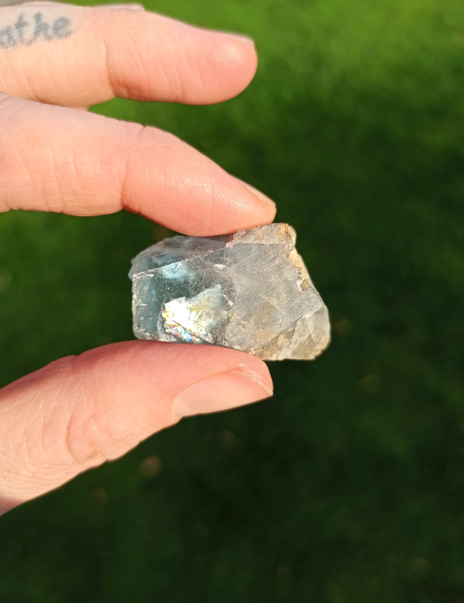 Blauwe fluoriet | ruw – curated crystal by Marga Jacobs | rust, symboliek en intuïtieve zelfzorg