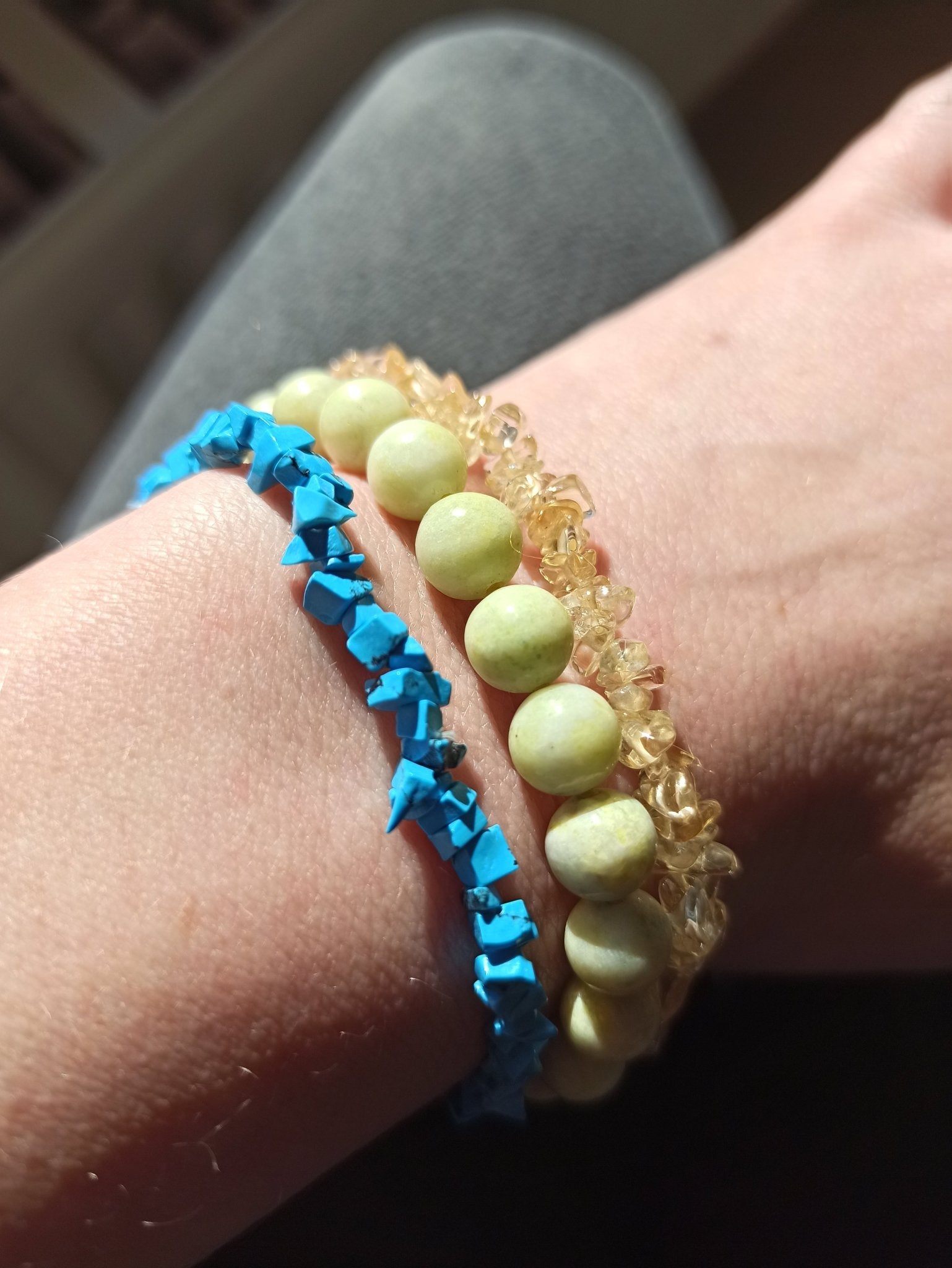 Blauwe howliet edelsteen armband split – curated crystal by Marga Jacobs | rust, symboliek en intuïtieve zelfzorg