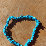 Blauwe howliet edelsteen armband split – curated crystal by Marga Jacobs | rust, symboliek en intuïtieve zelfzorg