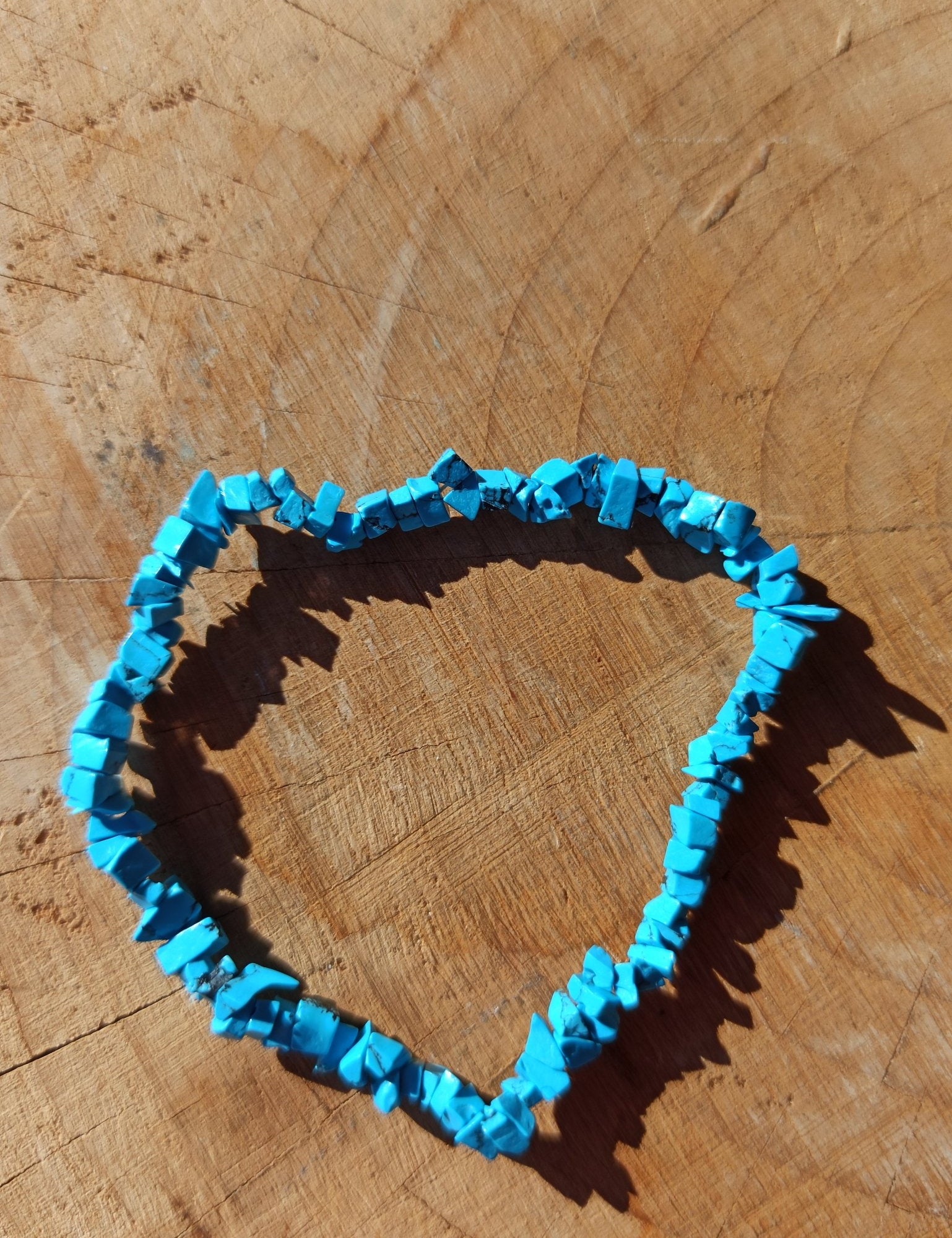 Blauwe howliet edelsteen armband split – curated crystal by Marga Jacobs | rust, symboliek en intuïtieve zelfzorg