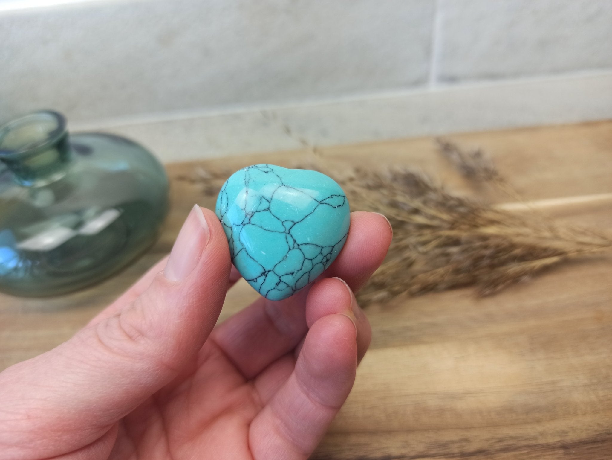 Blauwe Howliet hart | 3 cm – curated crystal by Marga Jacobs | rust, symboliek en intuïtieve zelfzorg