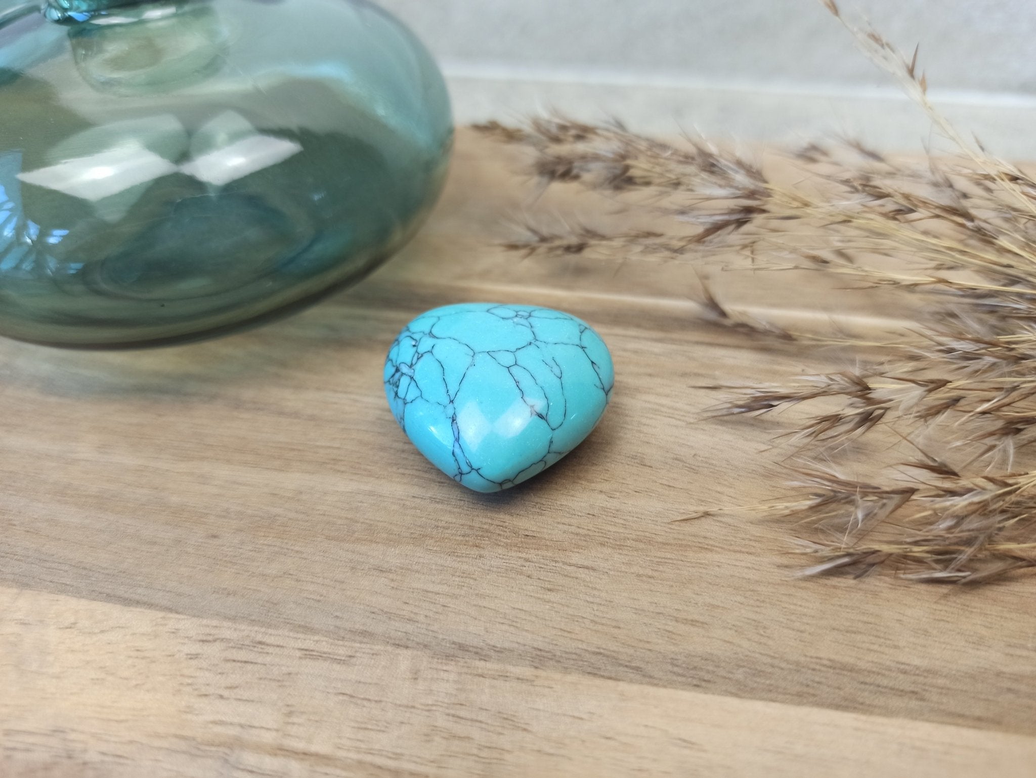 Blauwe Howliet hart | 3 cm – curated crystal by Marga Jacobs | rust, symboliek en intuïtieve zelfzorg