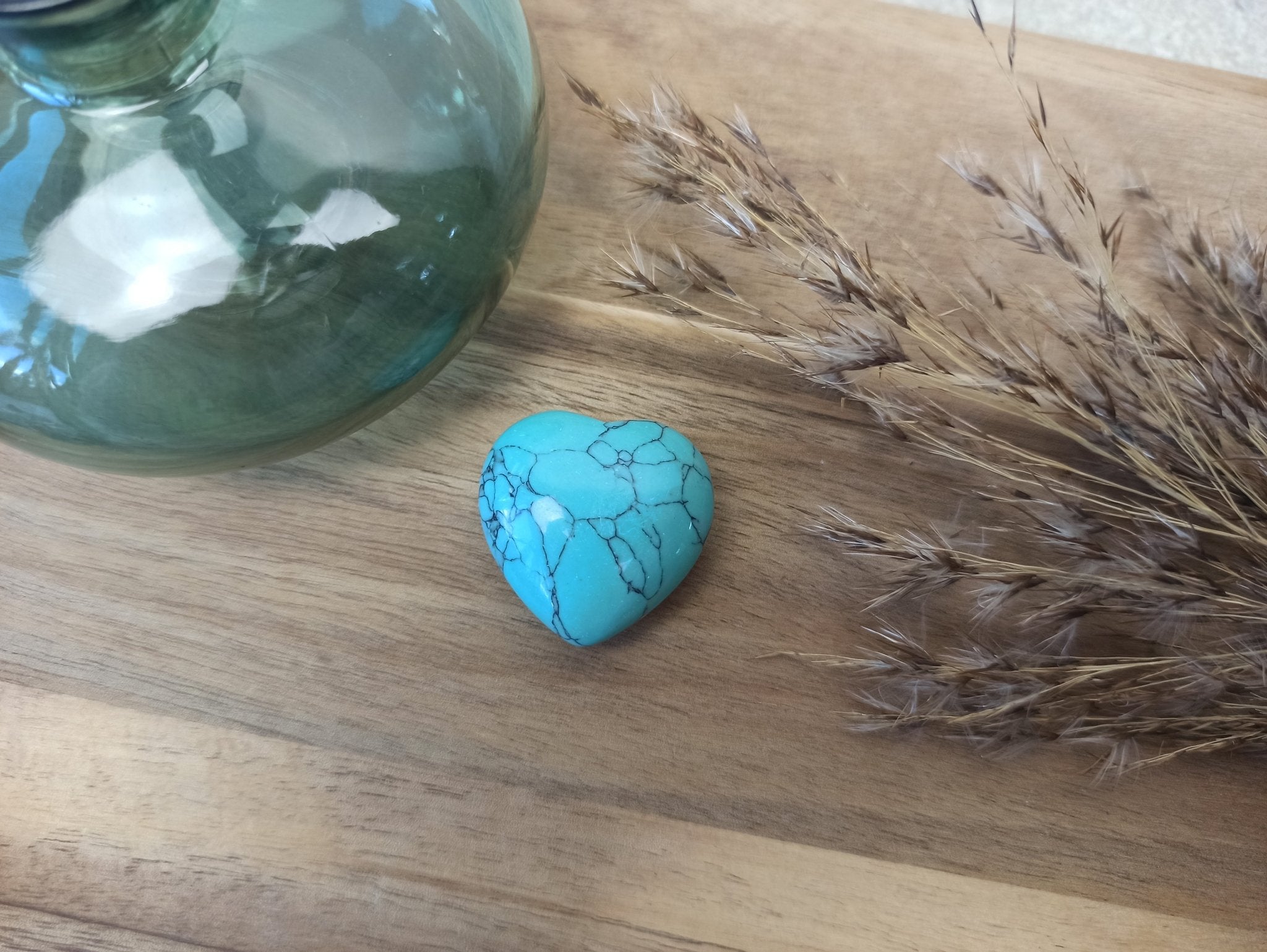 Blauwe Howliet hart | 3 cm – curated crystal by Marga Jacobs | rust, symboliek en intuïtieve zelfzorg