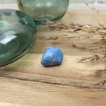 Blauwe opaal trommelstenen – curated crystal by Marga Jacobs | rust, symboliek en intuïtieve zelfzorg