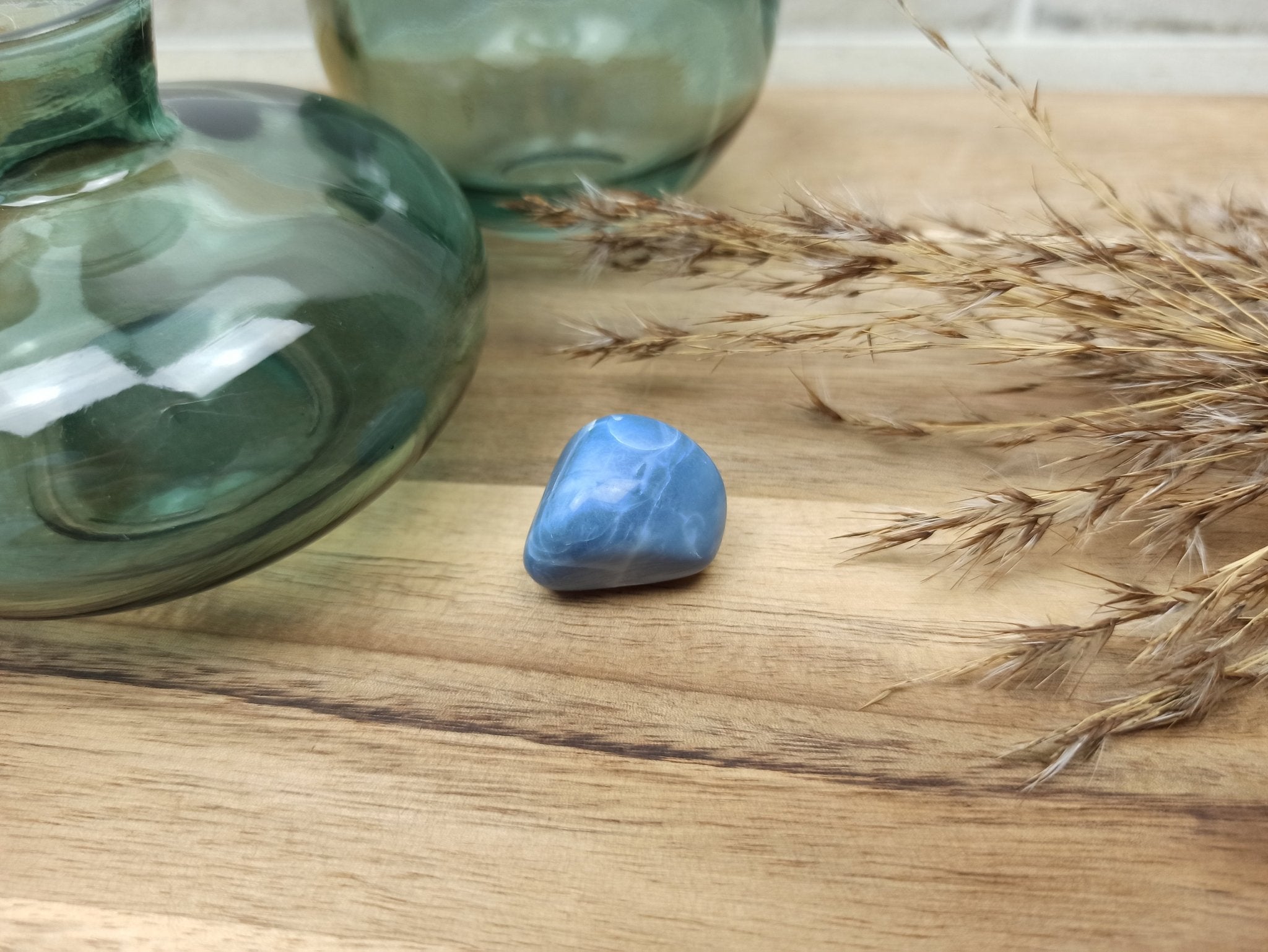 Blauwe opaal trommelstenen – curated crystal by Marga Jacobs | rust, symboliek en intuïtieve zelfzorg
