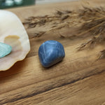 Blauwe opaal trommelstenen – curated crystal by Marga Jacobs | rust, symboliek en intuïtieve zelfzorg
