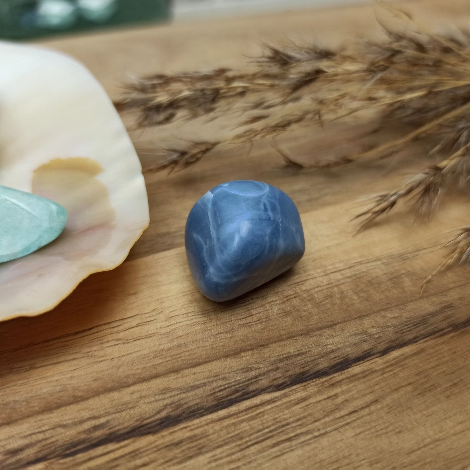 Blauwe opaal trommelstenen – curated crystal by Marga Jacobs | rust, symboliek en intuïtieve zelfzorg