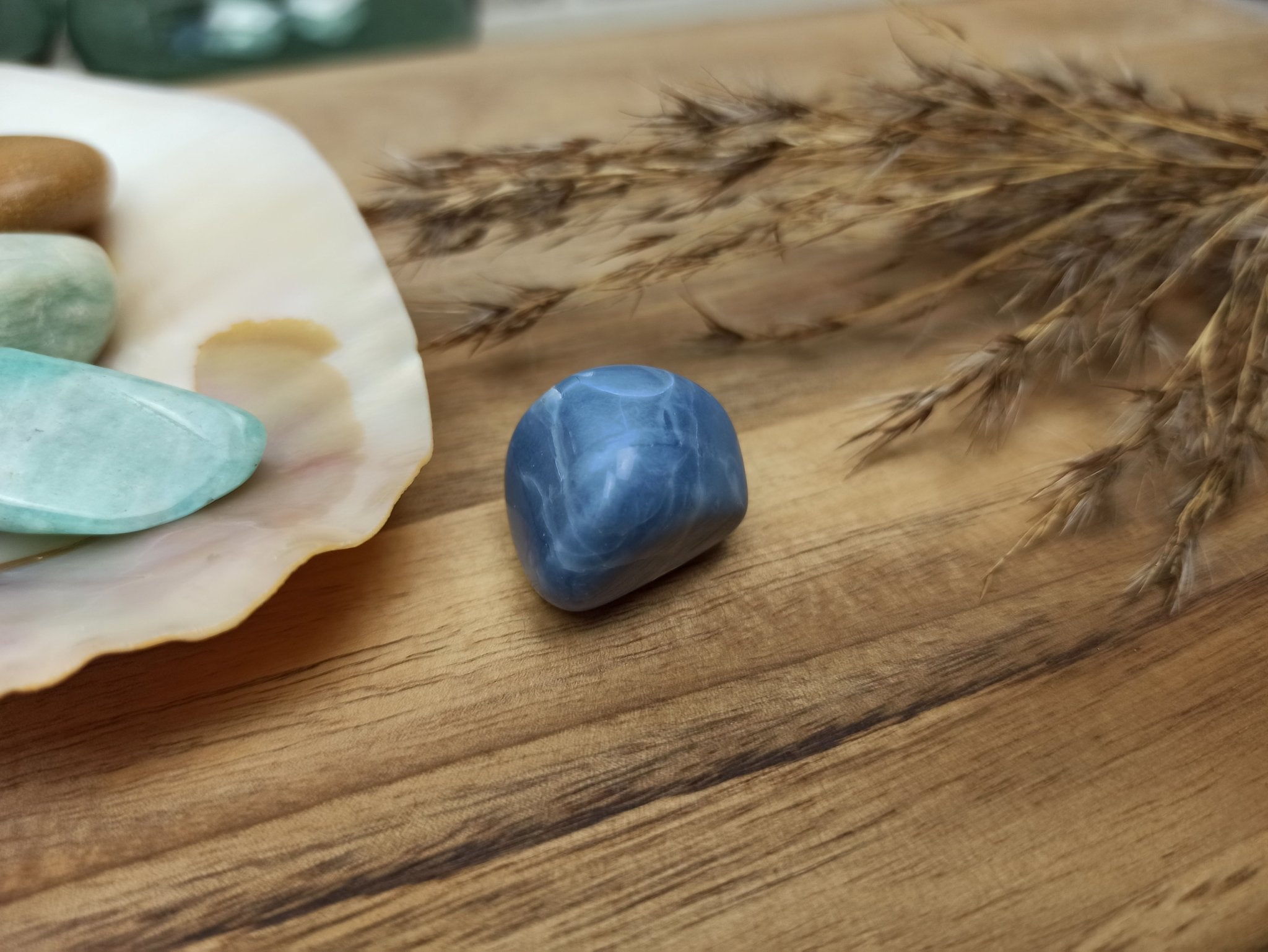 Blauwe opaal trommelstenen – curated crystal by Marga Jacobs | rust, symboliek en intuïtieve zelfzorg