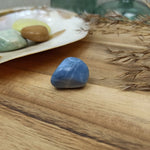 Blauwe opaal trommelstenen – curated crystal by Marga Jacobs | rust, symboliek en intuïtieve zelfzorg