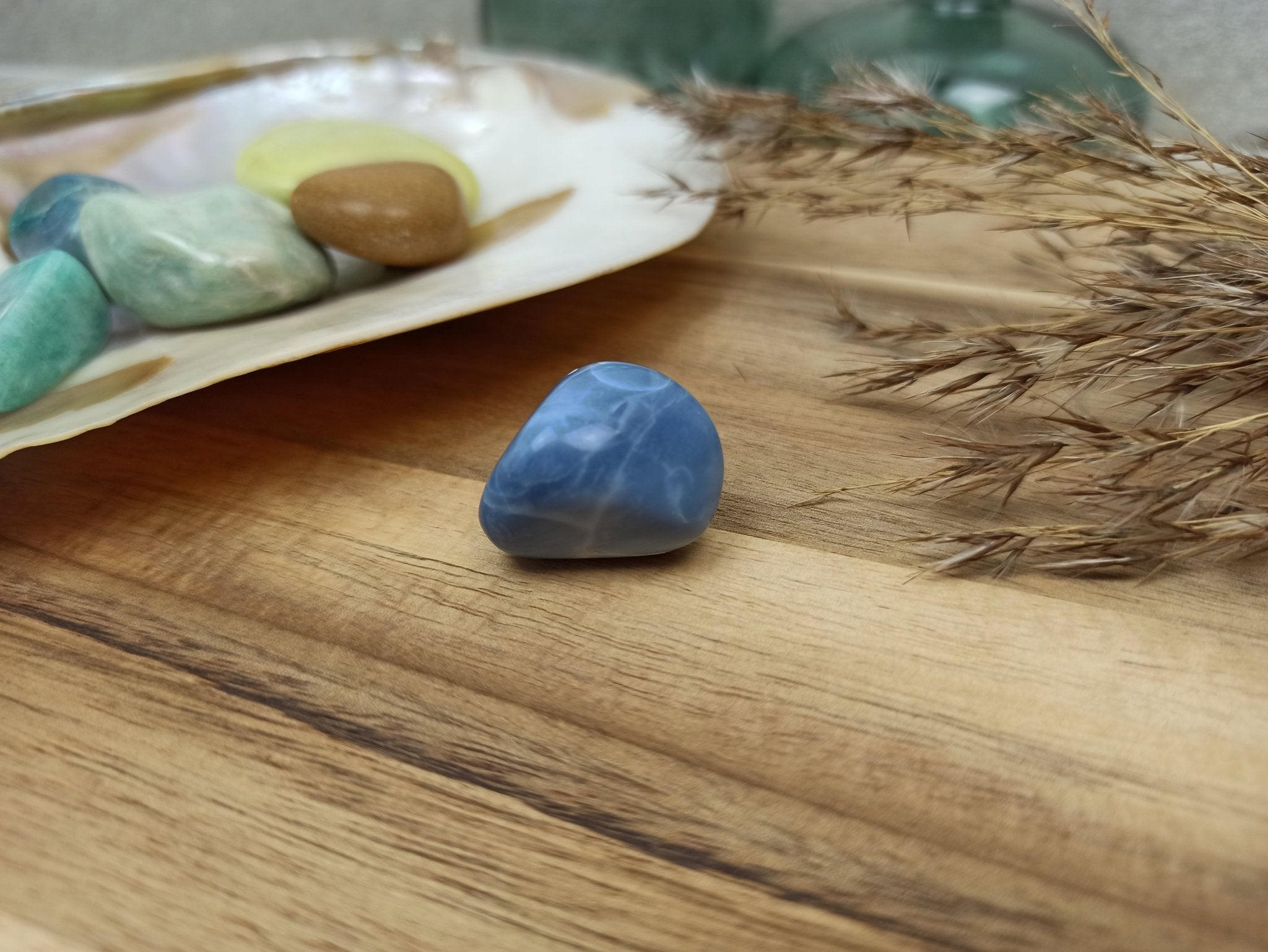 Blauwe opaal trommelstenen – curated crystal by Marga Jacobs | rust, symboliek en intuïtieve zelfzorg