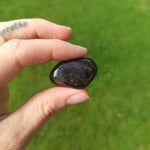 Blauwe toermalijn (indicoliet) trommelstenen – curated crystal by Marga Jacobs | rust, symboliek en intuïtieve zelfzorg