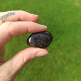 Blauwe toermalijn (indicoliet) trommelstenen – curated crystal by Marga Jacobs | rust, symboliek en intuïtieve zelfzorg