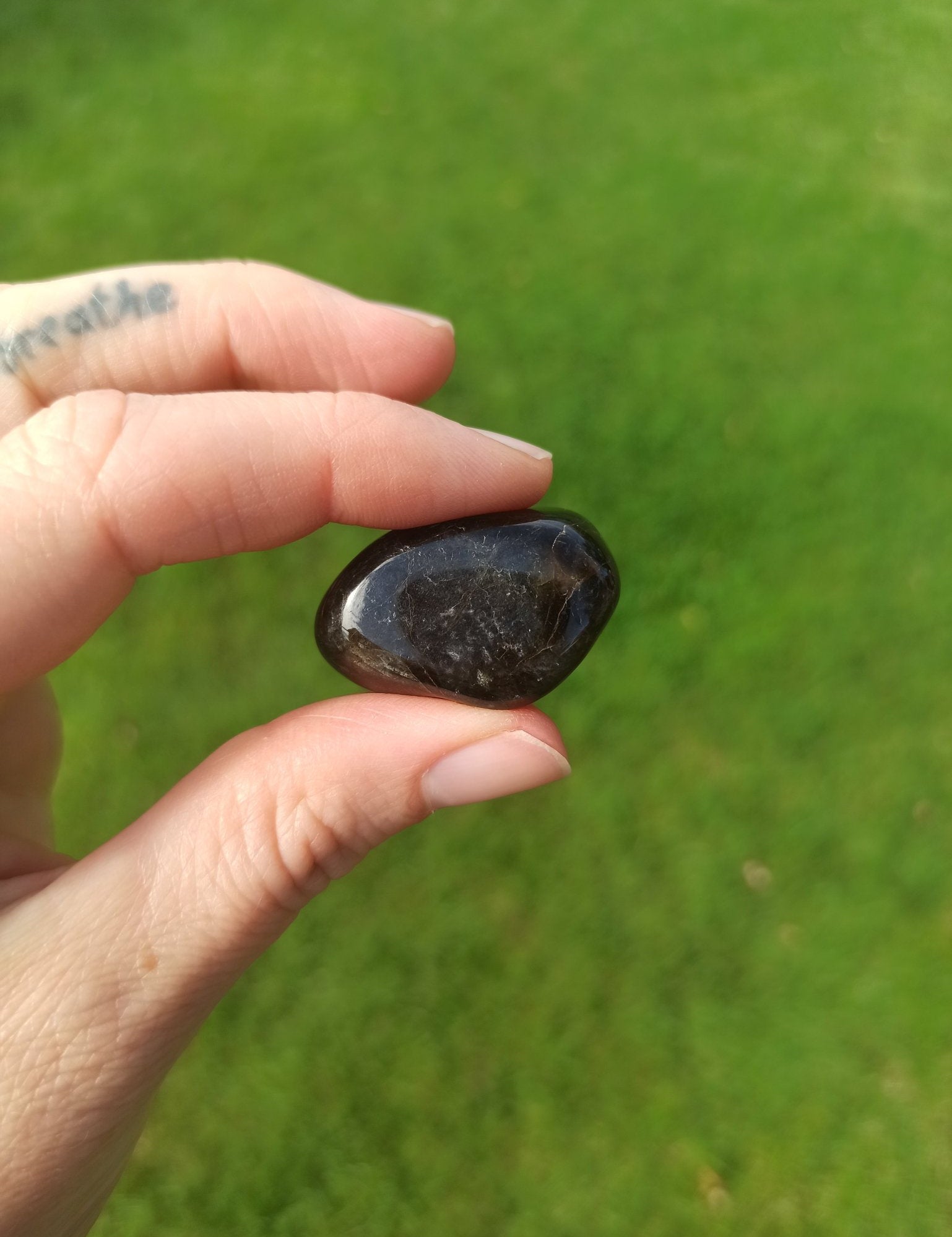 Blauwe toermalijn (indicoliet) trommelstenen – curated crystal by Marga Jacobs | rust, symboliek en intuïtieve zelfzorg