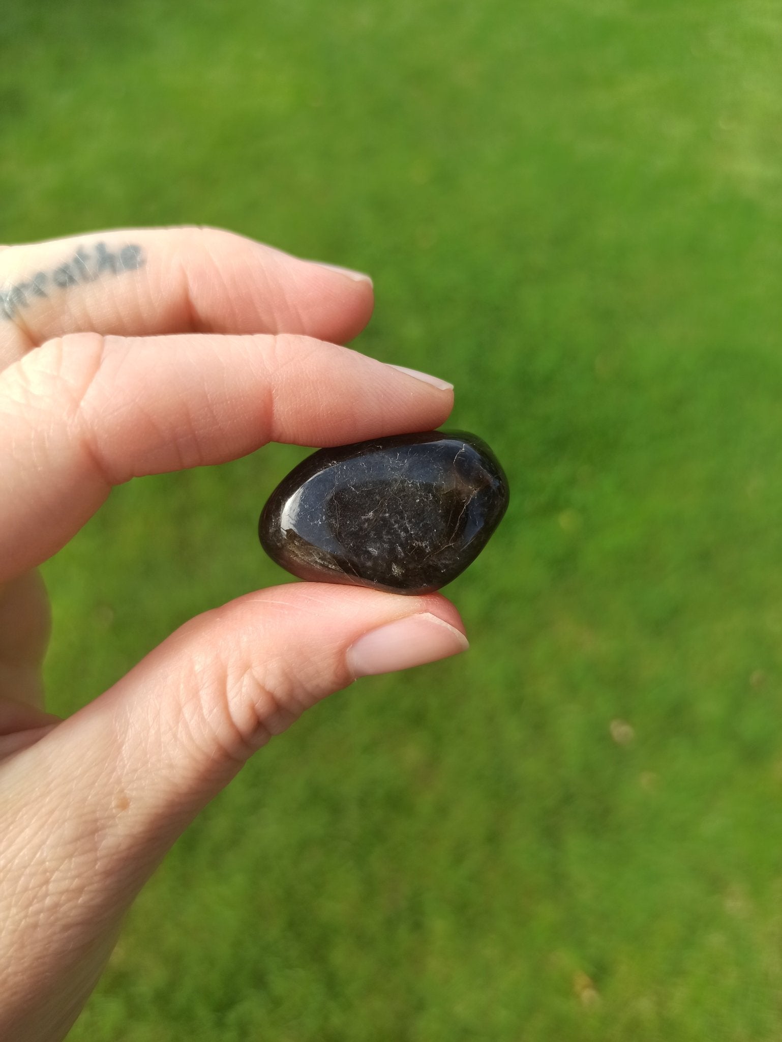 Blauwe toermalijn (indicoliet) trommelstenen – curated crystal by Marga Jacobs | rust, symboliek en intuïtieve zelfzorg