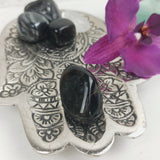 Blauwe toermalijn (indicoliet) trommelstenen – curated crystal by Marga Jacobs | rust, symboliek en intuïtieve zelfzorg