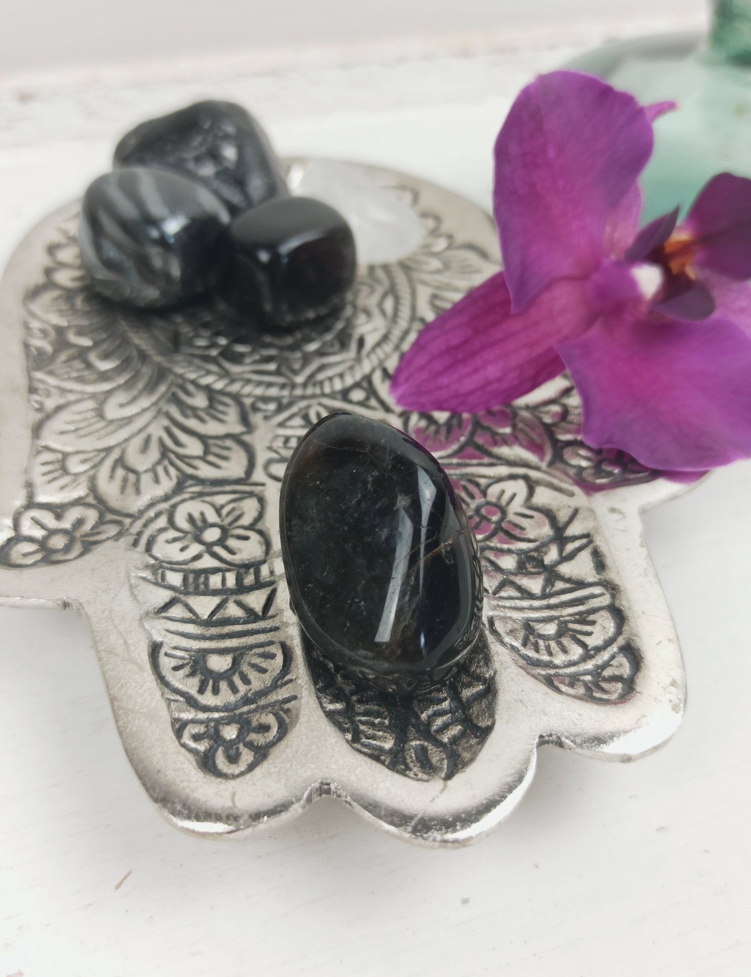 Blauwe toermalijn (indicoliet) trommelstenen – curated crystal by Marga Jacobs | rust, symboliek en intuïtieve zelfzorg