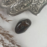 Blauwe toermalijn (indicoliet) trommelstenen – curated crystal by Marga Jacobs | rust, symboliek en intuïtieve zelfzorg