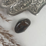 Blauwe toermalijn (indicoliet) trommelstenen – curated crystal by Marga Jacobs | rust, symboliek en intuïtieve zelfzorg