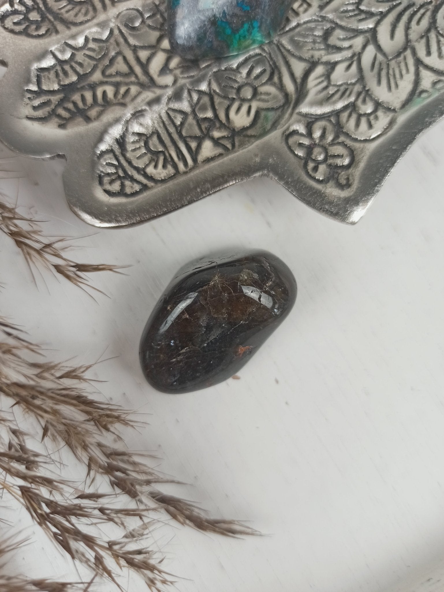 Blauwe toermalijn (indicoliet) trommelstenen – curated crystal by Marga Jacobs | rust, symboliek en intuïtieve zelfzorg