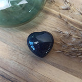 Blauwstroom hart | 3 cm – curated crystal by Marga Jacobs | rust, symboliek en intuïtieve zelfzorg