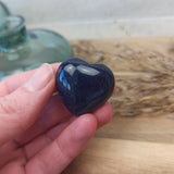 Blauwstroom hart | 3 cm – curated crystal by Marga Jacobs | rust, symboliek en intuïtieve zelfzorg