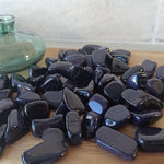 Blauwstroom trommelstenen – curated crystal by Marga Jacobs | rust, symboliek en intuïtieve zelfzorg