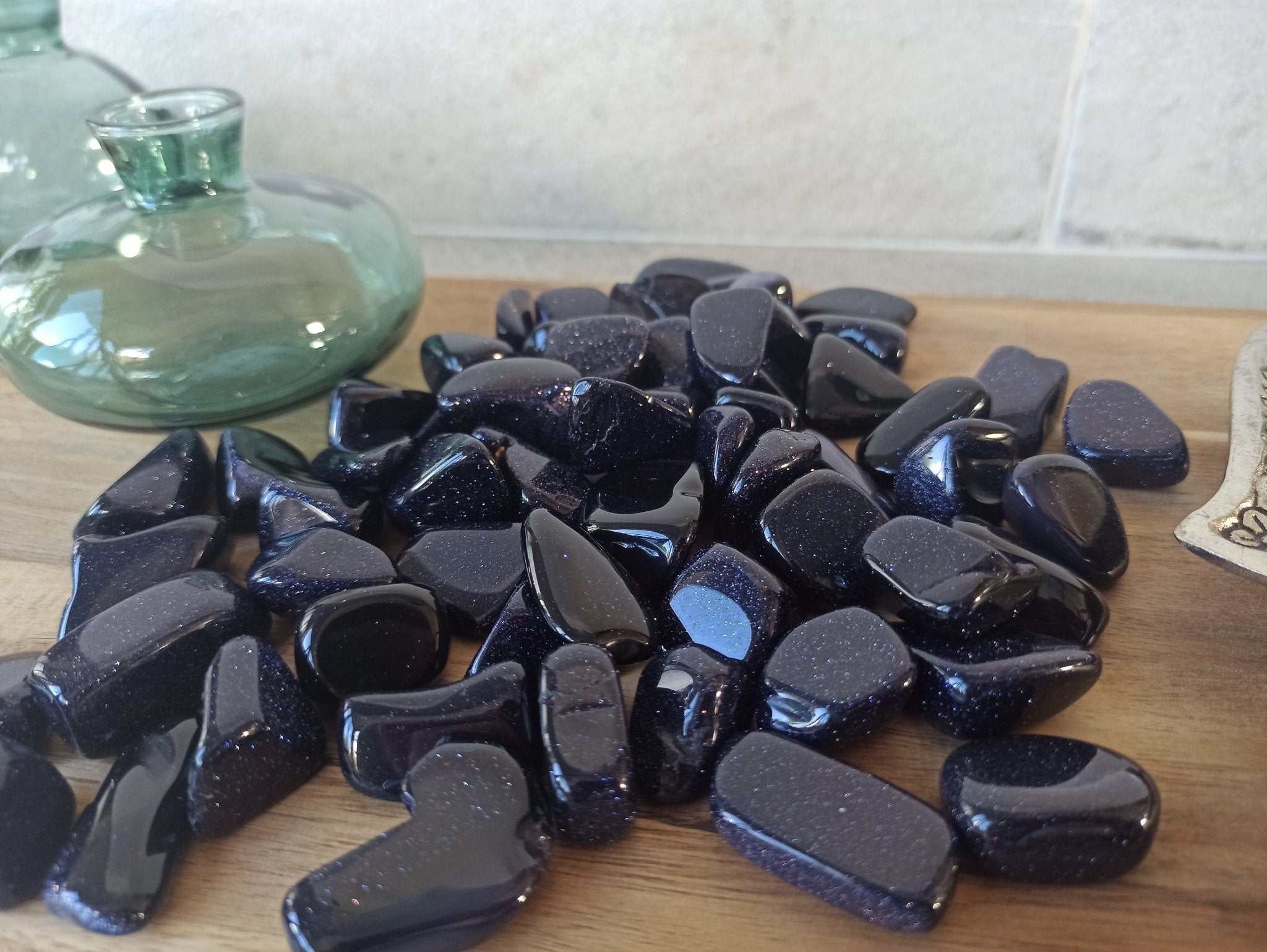 Blauwstroom trommelstenen – curated crystal by Marga Jacobs | rust, symboliek en intuïtieve zelfzorg