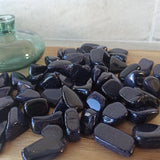 Blauwstroom trommelstenen – curated crystal by Marga Jacobs | rust, symboliek en intuïtieve zelfzorg