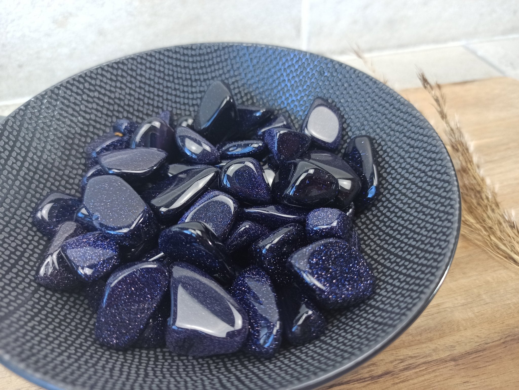 Blauwstroom trommelstenen – curated crystal by Marga Jacobs | rust, symboliek en intuïtieve zelfzorg