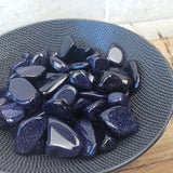 Blauwstroom trommelstenen – curated crystal by Marga Jacobs | rust, symboliek en intuïtieve zelfzorg