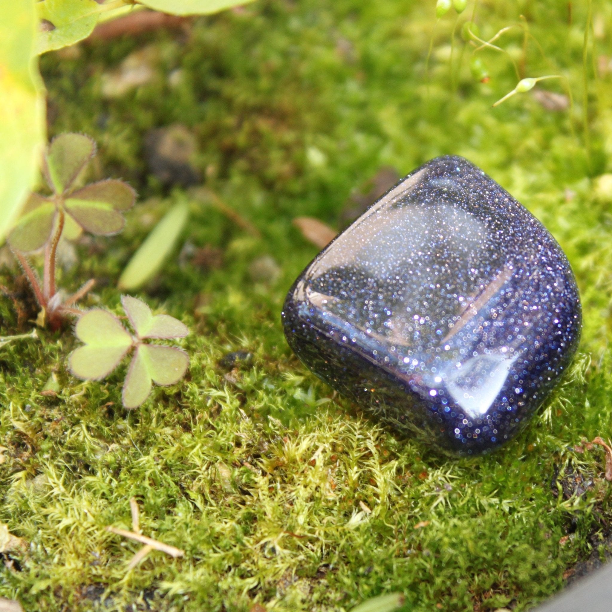 Blauwstroom trommelstenen – curated crystal by Marga Jacobs | rust, symboliek en intuïtieve zelfzorg