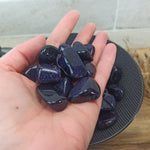 Blauwstroom trommelstenen – curated crystal by Marga Jacobs | rust, symboliek en intuïtieve zelfzorg