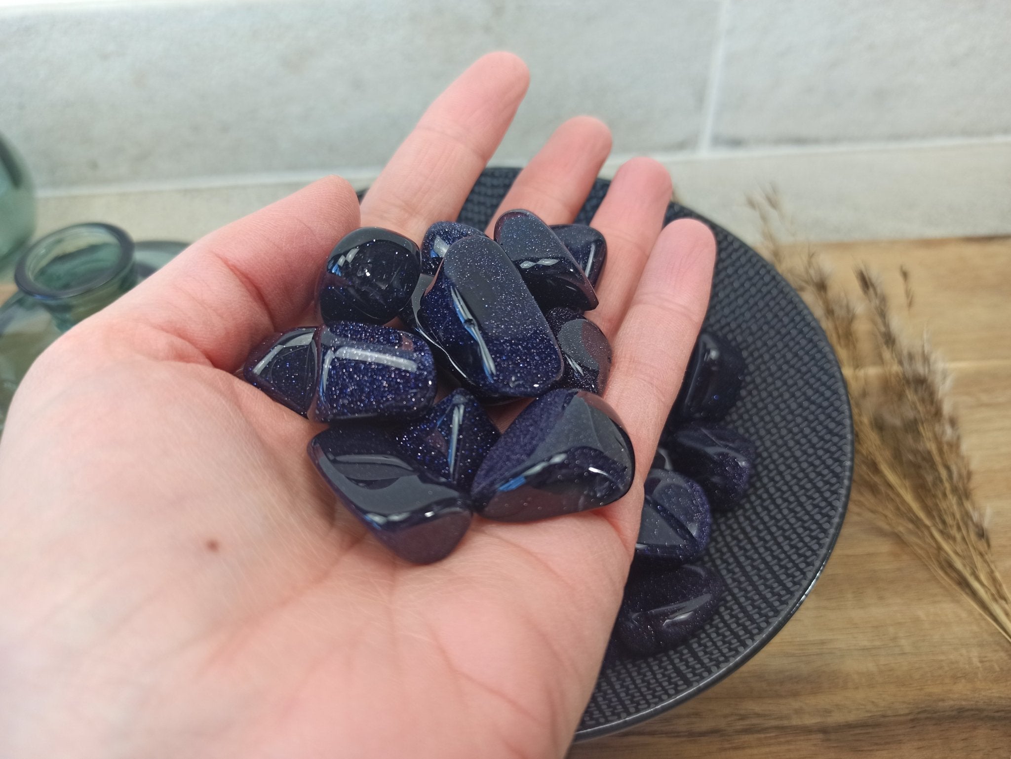 Blauwstroom trommelstenen – curated crystal by Marga Jacobs | rust, symboliek en intuïtieve zelfzorg