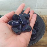 Blauwstroom trommelstenen – curated crystal by Marga Jacobs | rust, symboliek en intuïtieve zelfzorg