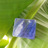 Blueberry Opaal | ruw – curated crystal by Marga Jacobs | rust, symboliek en intuïtieve zelfzorg