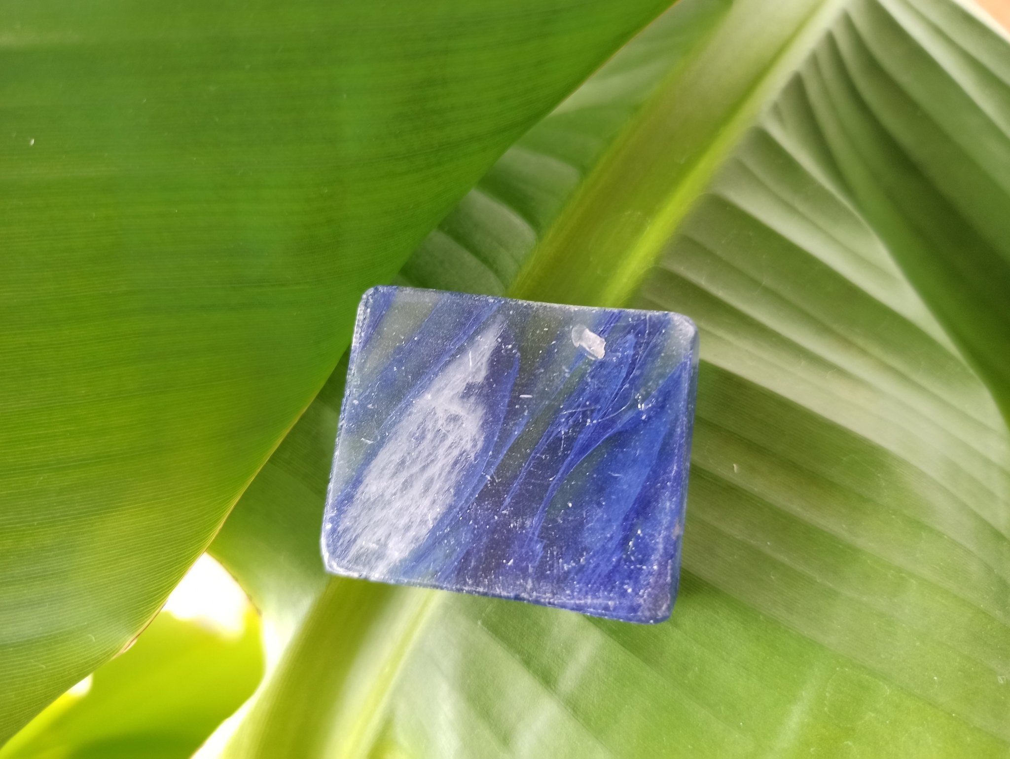 Blueberry Opaal | ruw – curated crystal by Marga Jacobs | rust, symboliek en intuïtieve zelfzorg