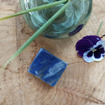 Blueberry Opaal | ruw – curated crystal by Marga Jacobs | rust, symboliek en intuïtieve zelfzorg