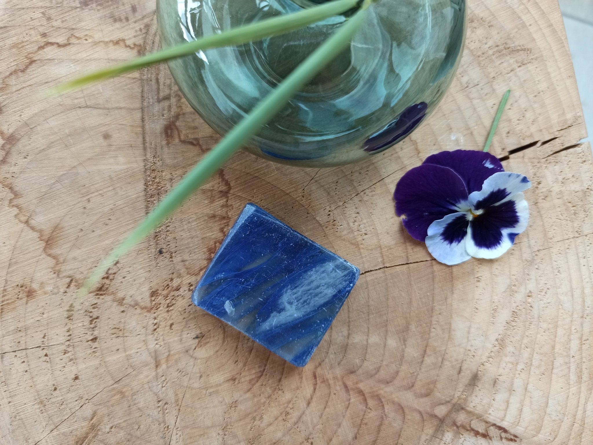 Blueberry Opaal | ruw – curated crystal by Marga Jacobs | rust, symboliek en intuïtieve zelfzorg