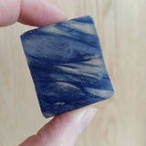 Blueberry Opaal | ruw – curated crystal by Marga Jacobs | rust, symboliek en intuïtieve zelfzorg