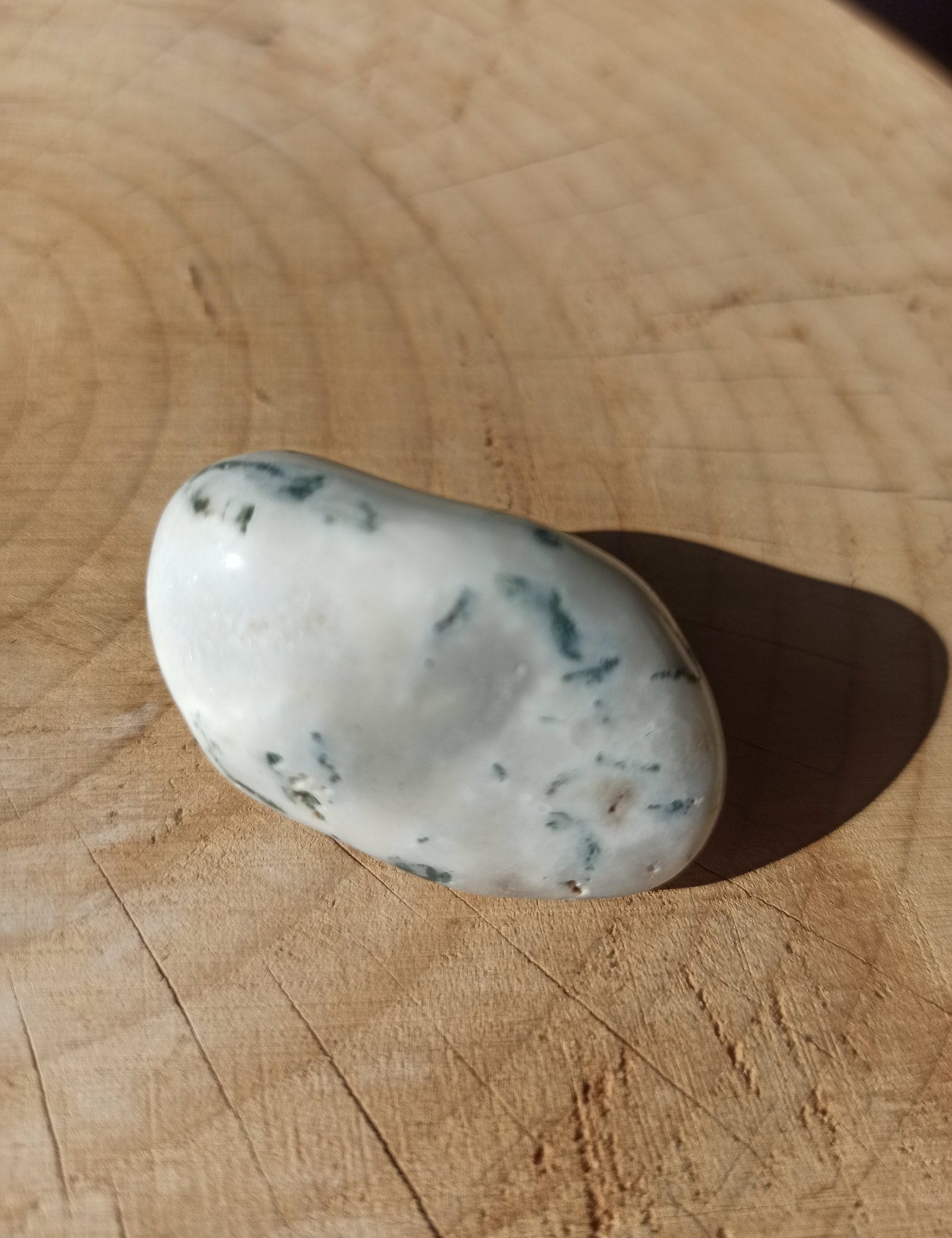 Boomagaat trommelstenen – curated crystal by Marga Jacobs | rust, symboliek en intuïtieve zelfzorg