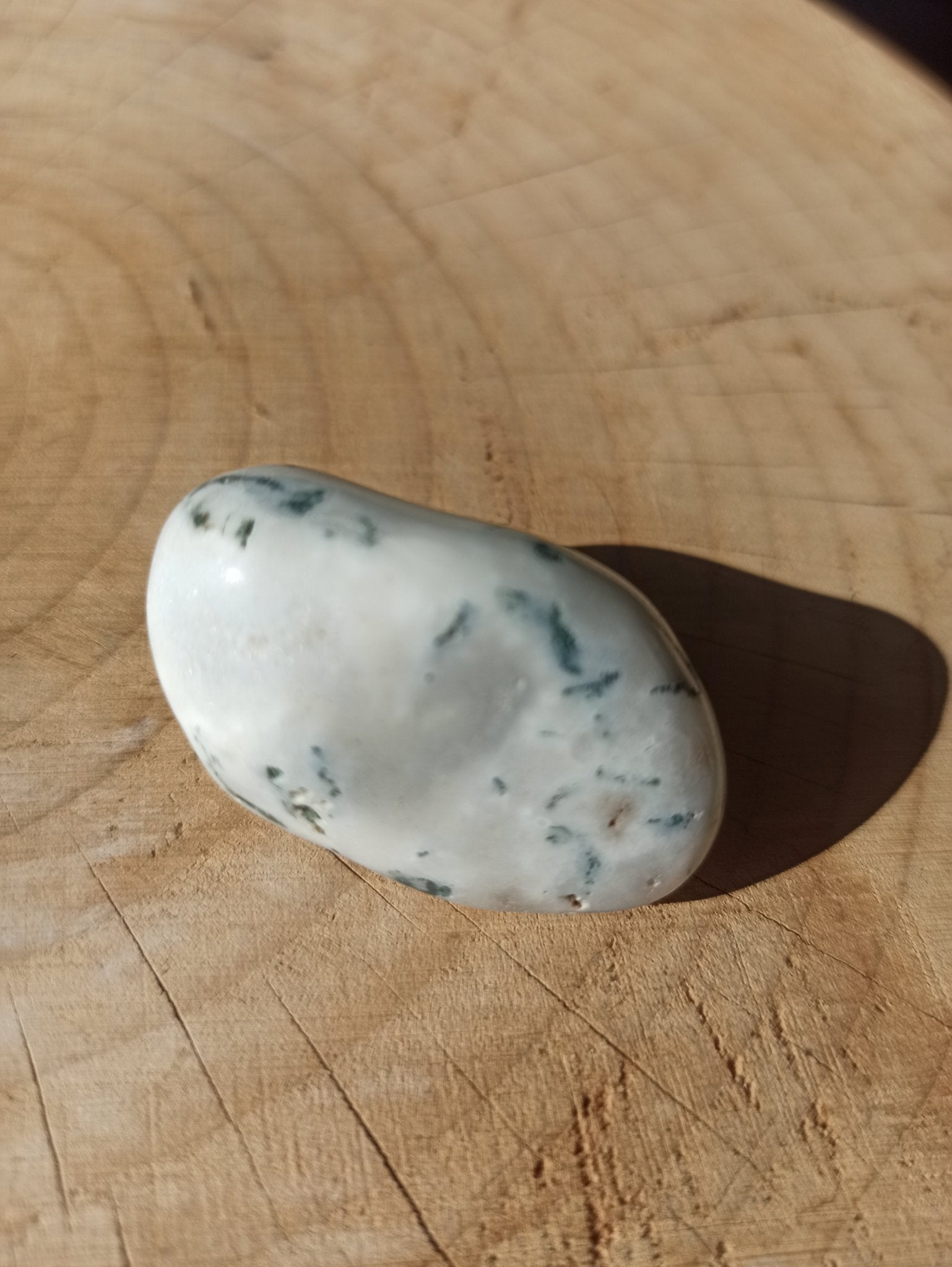 Boomagaat trommelstenen – curated crystal by Marga Jacobs | rust, symboliek en intuïtieve zelfzorg